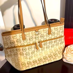 ON SALE $90 ⭐️MICHAEL KORS⭐️ shoulder bag, cream & tan colored, NWOT!!!